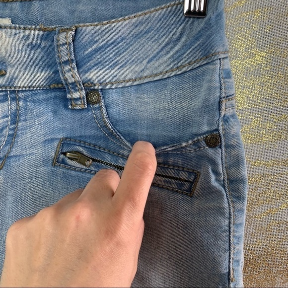 ILLEGAL Jeans Light Blue Wash Detailed Zipper Women’s Capris Jeans Size 5 - Picture 4 of 11